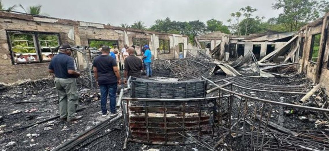 Le quitan el celular a adolescente e incendia una residencia escolar; murieron 19