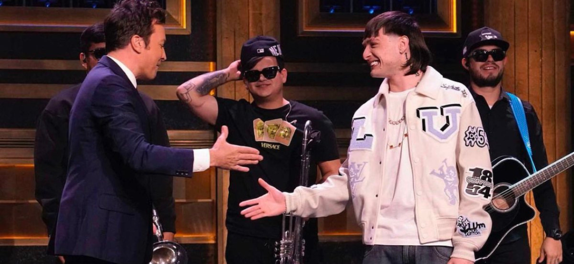 Peso Pluma es «una leyenda», así lo describe Jimmy Fallon