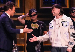 Peso Pluma es «una leyenda», así lo describe Jimmy Fallon