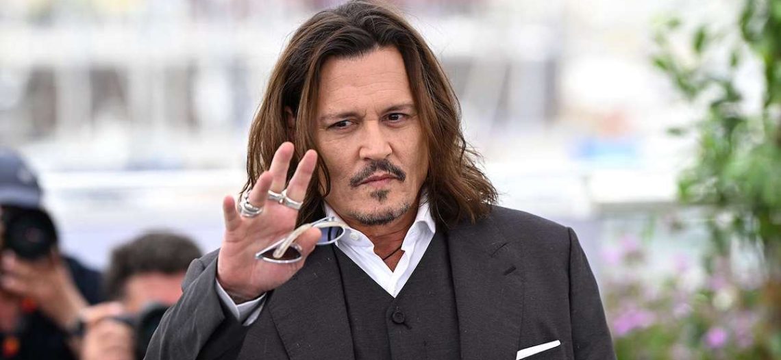 Johnny Deep, pospone sus compromisos tras sufrir una fractura