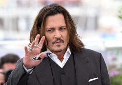 Johnny Deep, pospone sus compromisos tras sufrir una fractura