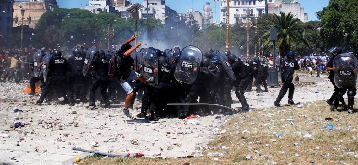 Disturbios en Argentina durante movilización contra reforma antimarchas