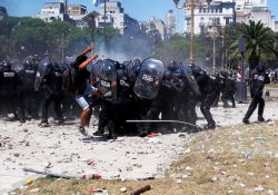 Disturbios en Argentina durante movilización contra reforma antimarchas
