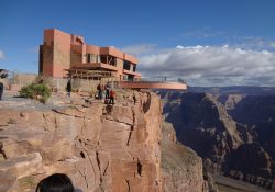 Muere un hombre de 33 años al caer desde el Skywalk del Gran Cañón en Arizona