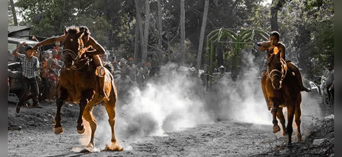 Perdió su caballo y disparó a los asistentes a la carrera; mató a 4