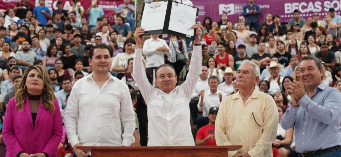 Firma Gobernador Durazo decreto para que becas sea un derecho constitucional