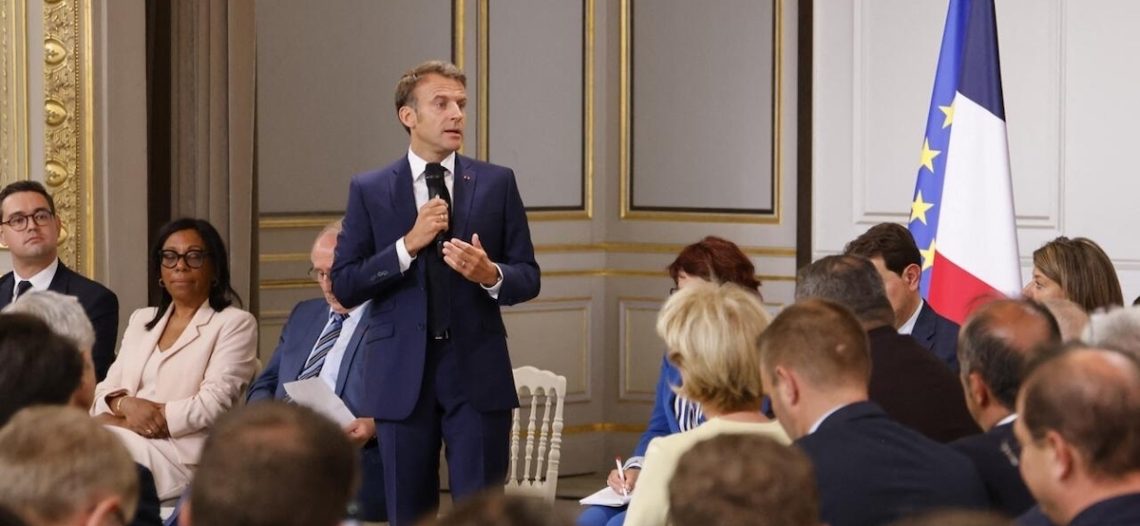 Emmanuel Macron anuncia ley para reparar daños