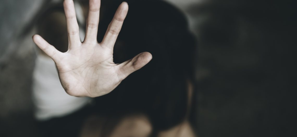 Detienen a entrenador de futbol tras encontrar videos en su celular donde abusaba a niños drogados