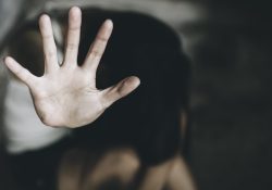 Detienen a entrenador de futbol tras encontrar videos en su celular donde abusaba a niños drogados
