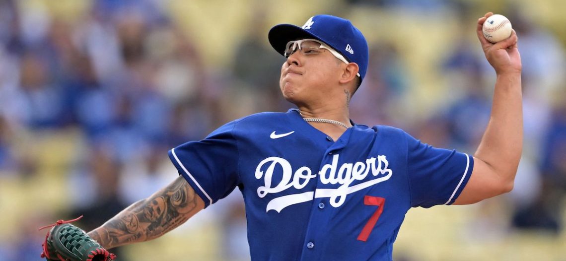 Salvan a Urías: Dodgers ganan a Azulejos
