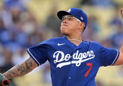 Salvan a Urías: Dodgers ganan a Azulejos