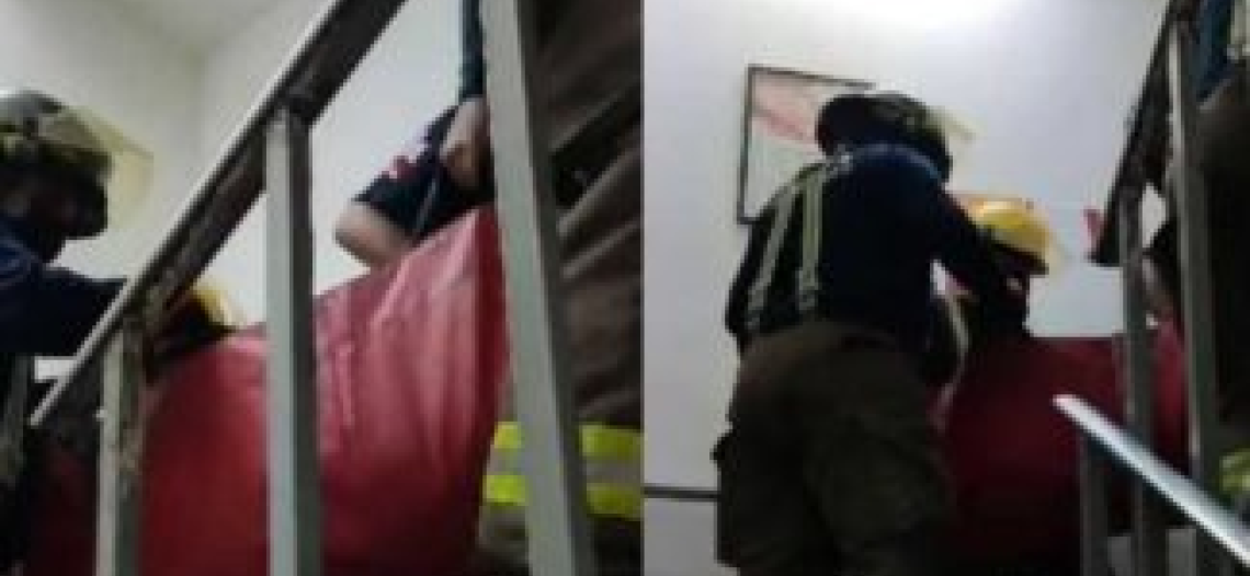 Apoyan bomberos a personal del hospital del Issste en Hermosillo para mover a pacientes ante fallas en el elevador