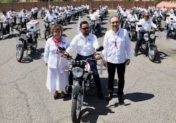 Gobernador Alfonso Durazo entrega 59 motocicletas a Sepomex