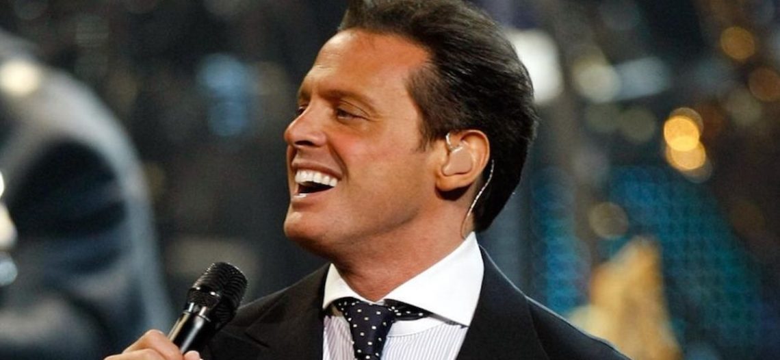 Captan a Luis Miguel viajando en vuelo comercial a Londres