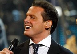Captan a Luis Miguel viajando en vuelo comercial a Londres