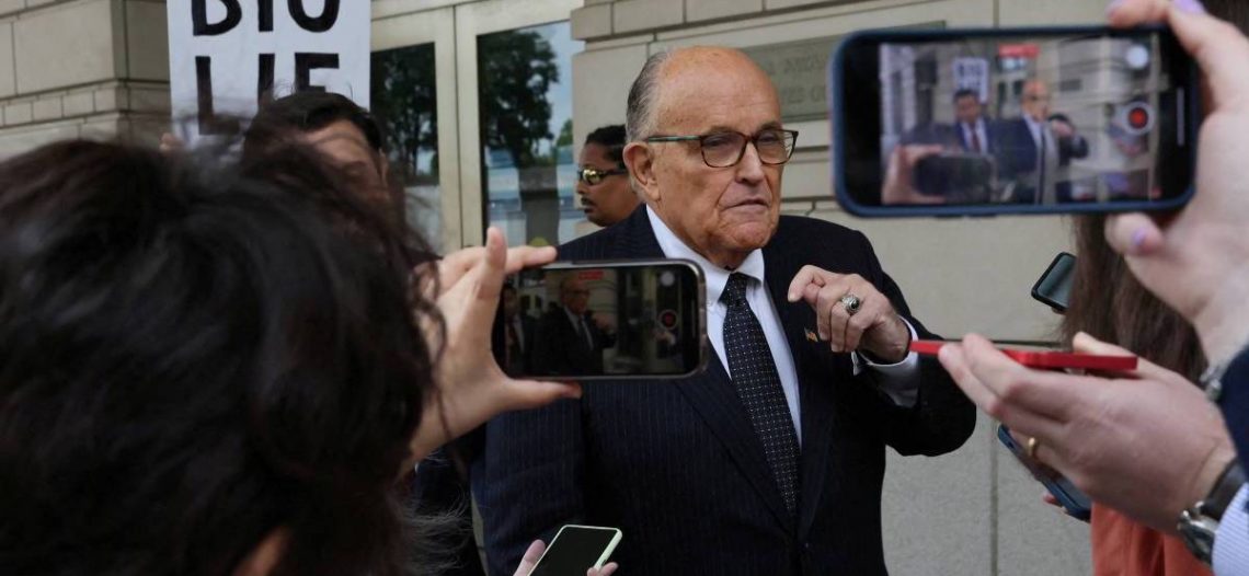 Rudy Giuliani se entrega en Georgia por caso de fraude electoral de Trump