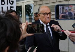 Rudy Giuliani se entrega en Georgia por caso de fraude electoral de Trump