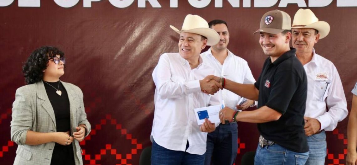 Beneficia gobernador a más de dos mil estudiantes en Caborca y Moctezuma