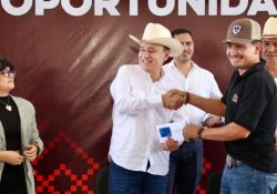 Beneficia gobernador a más de dos mil estudiantes en Caborca y Moctezuma