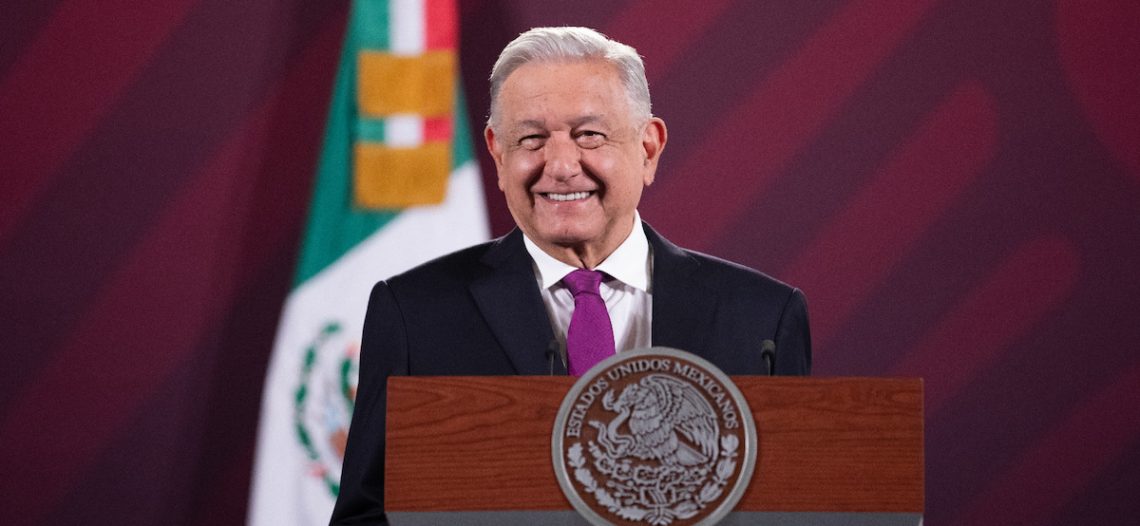 No hay amparo que frene libros de texto gratuitos: López Obrador