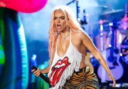 Karol G estrena 10 temas; destaca colaboración con Peso Pluma