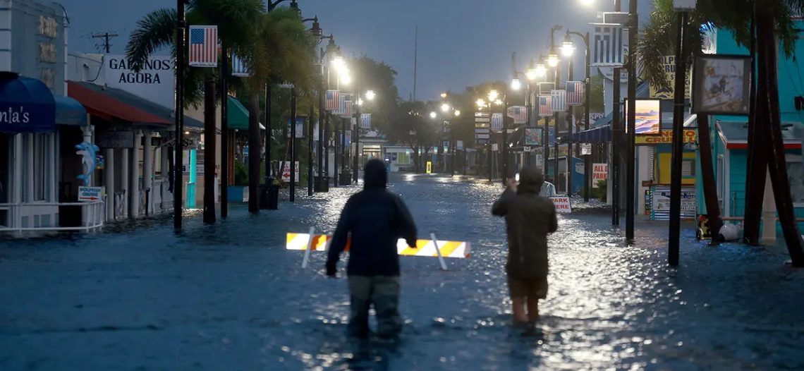 Idalia deja dos muertos, bloquea vías y corta energía