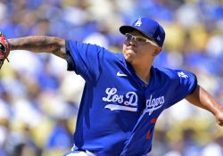 Julio Urías luce en la loma