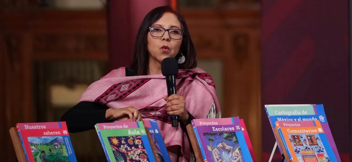 Chocan por los libros de texto, en el Congreso