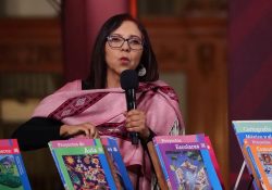 Chocan por los libros de texto, en el Congreso