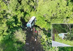 Vuelca autobús y cae a un barranco; mueren al menos 17 personas