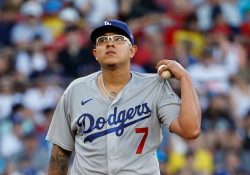 Julio Urías fue arrestado en Los Ángeles por violencia doméstica