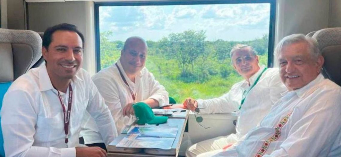 Sube AMLO al Tren Maya en el segundo día de pruebas