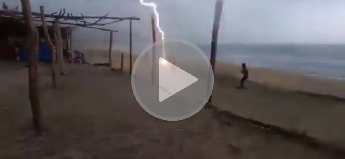 VIDEO | Mueren dos personas al ser impactadas por un rayo en playas de Michoacán