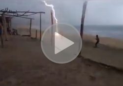 VIDEO | Mueren dos personas al ser impactadas por un rayo en playas de Michoacán