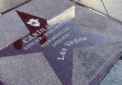 De Hermosillo para el mundo; Carín devela estrella en el Paseo de la Fama