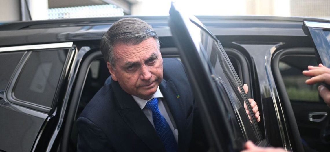 Bolsonaro y su esposa guardan silencio por escándalo de joyas