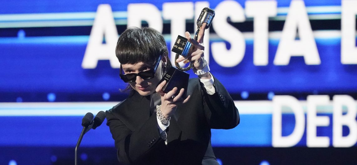 Dedica Peso Pluma su primer premio Billboard a México