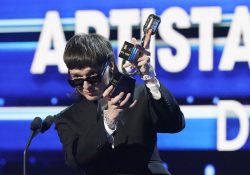Dedica Peso Pluma su primer premio Billboard a México