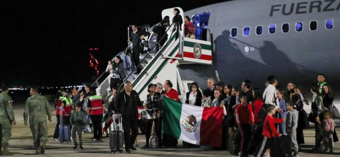 Aterriza en Santa Lucía avión con primeros 135 mexicanos repatriados de Israel