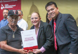 Realiza Ayuntamiento de Guaymas entrega de títulos de propiedad.