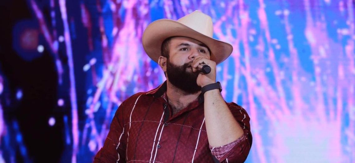 Culmina Carín León gira por EU con gran éxito