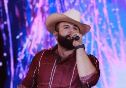 Culmina Carín León gira por EU con gran éxito