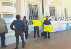 No los atienden en Guaymas, tampoco en CEA Hermosillo y trabajadores de CEA acuden al gobernador