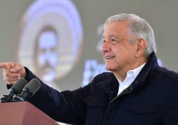 López Obrador felicita a Marcelo Ebrard por quedarse en Morena