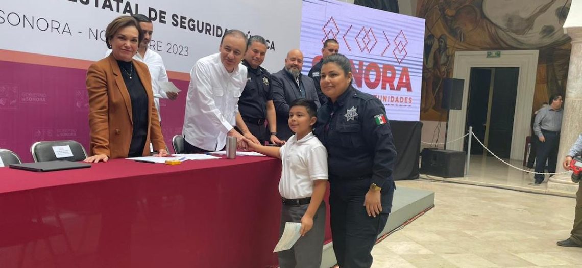 Policías estatales reciben chalecos y uniformes, además de becas para sus hijos
