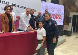 Policías estatales reciben chalecos y uniformes, además de becas para sus hijos