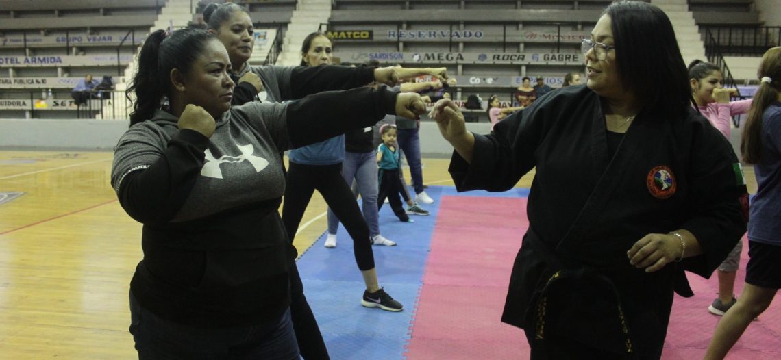 Brindan curso de defensa personal a mujeres de Guaymas