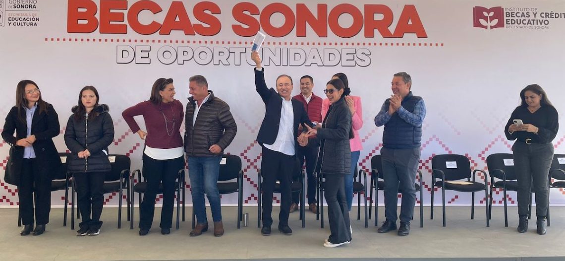 Entrega Alfonso Durazo 212 becas a estudiantes universitarios de Cananea