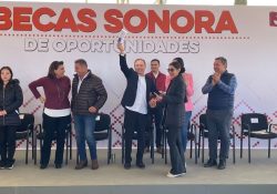 Entrega Alfonso Durazo 212 becas a estudiantes universitarios de Cananea