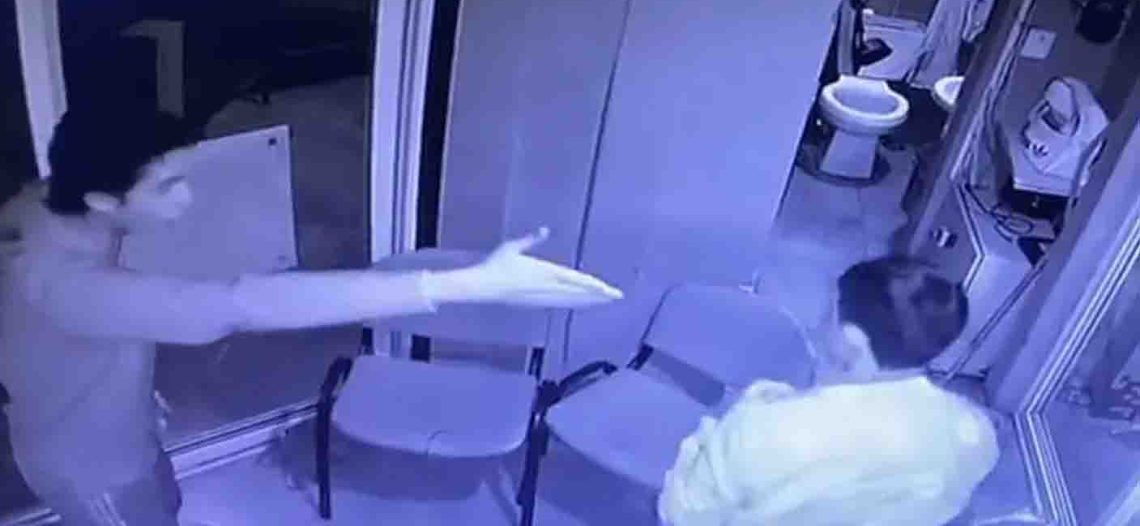 Captan a joven golpeando a guardia de seguridad en Puebla por pedirle identificación